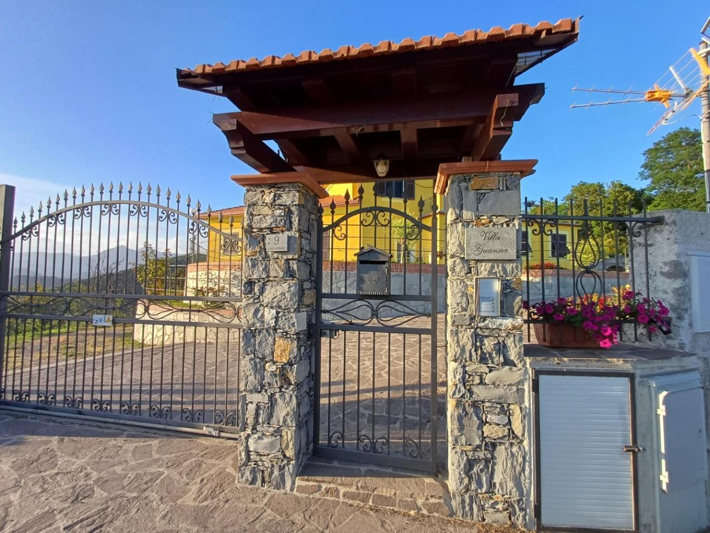 Joivy Villa Guanna - Charming Flat With Garden Bracco エクステリア 写真